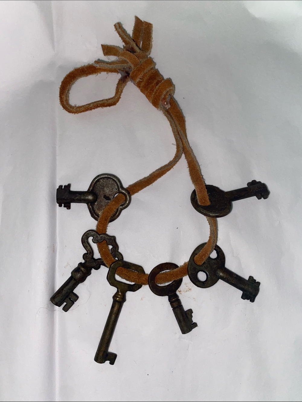 Vintage Skeleton Keys on Suede Cord - Brown - Picture 2 of 6